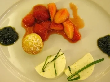 Joghurtterrine mit karamellisierten Erdbeeren an Rhabarberküchlein und Minzpesto - Rezept