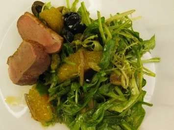Karamellisierte Entenbruststreifen auf mediterranem Sommersalat - Rezept