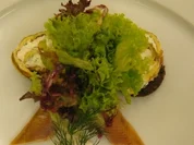 Rezept: Frischkäseroulade mit Schwarzbrot und geräuchertem Forellenfilet Frischkäseroulade mit Schwarzbrot und geräuchertem Forellenfilet - Rezept