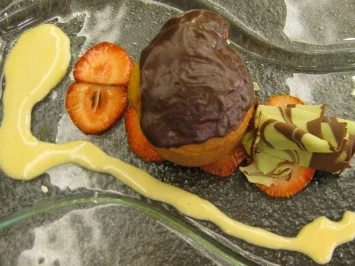 Rezept: Rhabarbermuffin auf Erdbeercarpaccio mit weißer Kaffeesoße Rhabarbermuffin auf Erdbeercarpaccio mit weißer Kaffeesoße - Rezept