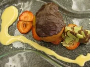 Rhabarbermuffin auf Erdbeercarpaccio mit weißer Kaffeesoße - Rezept