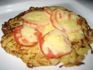 Reibekuchen mit Tomate und Käse - Rezept