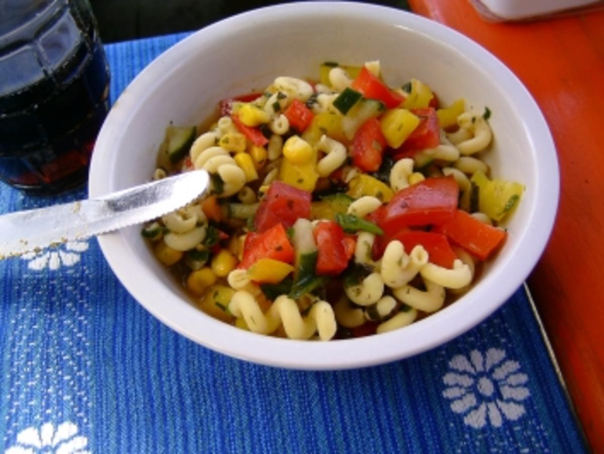 Bilder für Nudelsalat mit Parikaschote gelb/rot kl. Gurke gewürfelt und Tomaten gewürfelt - Rezept