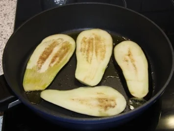 Rezept: Auberginen mit Mozzarella Bild Nr. 3 Auberginen mit Mozzarella - Rezept - Bild Nr. 3