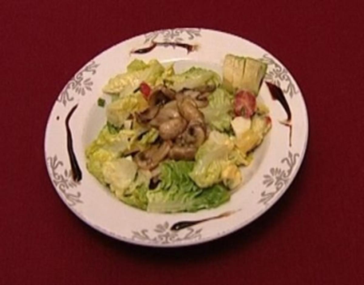 Bilder für Bunter Salat mit gebratenen Champignons an Senf-Honig-Dressing (Isabell Hertel) - Rezept