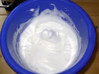 Quark-Vanille-Mousse mit Portweinzwetschgen - Rezept - Bild Nr. 6