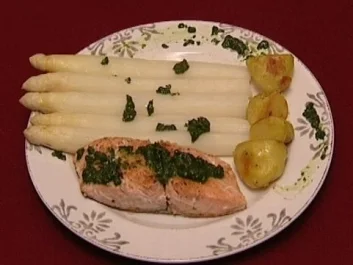 Rezept: Wildlachs mit weißem Spargel und Butterkartoffeln (Isabell Hertel) Wildlachs mit weißem Spargel und Butterkartoffeln (Isabell Hertel) - Rezept