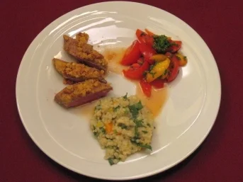 Lammrücken mit Pinienkern-Kruste an Graupen-Risotto und Tomaten-Pfirsich-Salat - Rezept