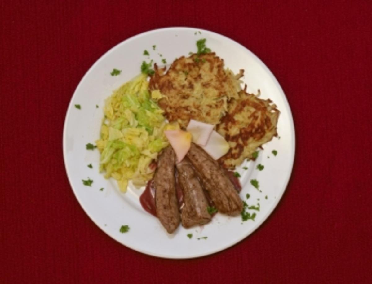 Lammfiletspitzen mit Kartoffelplätzchen und Wirsing (Moritz A. Sachs ...