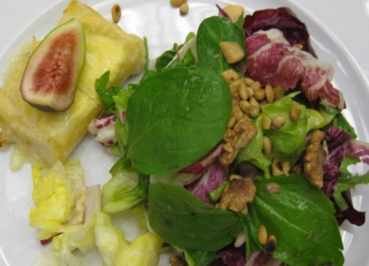 Frühlingssalat mit gerösteten Nüssen, Ziegenkäse im Brickteig und Kartoffelchips - Rezept