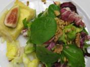 Frühlingssalat mit gerösteten Nüssen, Ziegenkäse im Brickteig und Kartoffelchips - Rezept