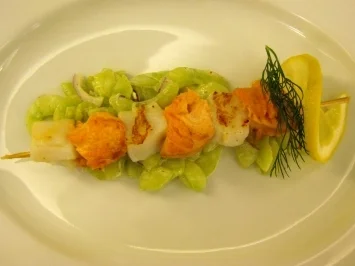 Spieß von Edelfischen auf Sauerrahmgurken - Rezept