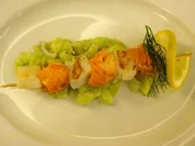 Spieß von Edelfischen auf Sauerrahmgurken - Rezept