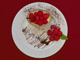 Helle Creme mit Himbeeren (Moritz A. Sachs) - Rezept