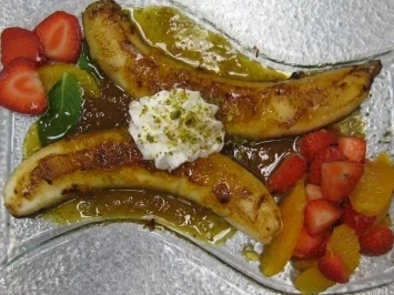 Mit Rum flambierte Banane an Erdbeersalat - Rezept