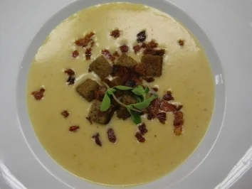 Eifeler Kartoffelsuppe mit Speck und Brotwürfeln - Rezept