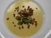 Eifeler Kartoffelsuppe mit Speck und Brotwürfeln - Rezept