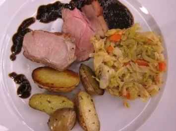 Rezept: Spanferkelmedaillons auf Senfsoße mit Spitzkohl und Möhren an Rosmarinbratlingen Spanferkelmedaillons auf Senfsoße mit Spitzkohl und Möhren an Rosmarinbratlingen - Rezept