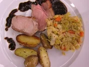 Spanferkelmedaillons auf Senfsoße mit Spitzkohl und Möhren an Rosmarinbratlingen - Rezept