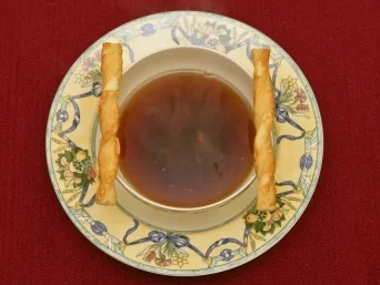 Rezept: Klare Ochsenschwanzsuppe mit einem Schuss Sherry (Dolly Buster) Klare Ochsenschwanzsuppe mit einem Schuss Sherry (Dolly Buster) - Rezept