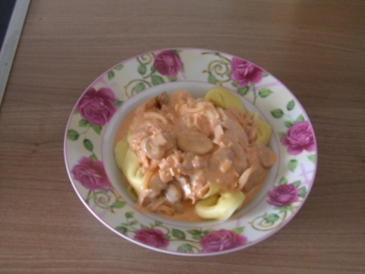 Tortellini in Käse-Sahne-Sosse - Rezept - kochbar.de