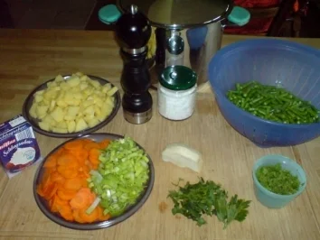 Rezept: Schnibbelbohnesupp mit Sahne - Bohnen Suppe mit Sahne auch von der Oma ! Bild Nr. 2 Schnibbelbohnesupp mit Sahne - Bohnen Suppe mit Sahne auch von der Oma ! - Rezept - Bild Nr. 2