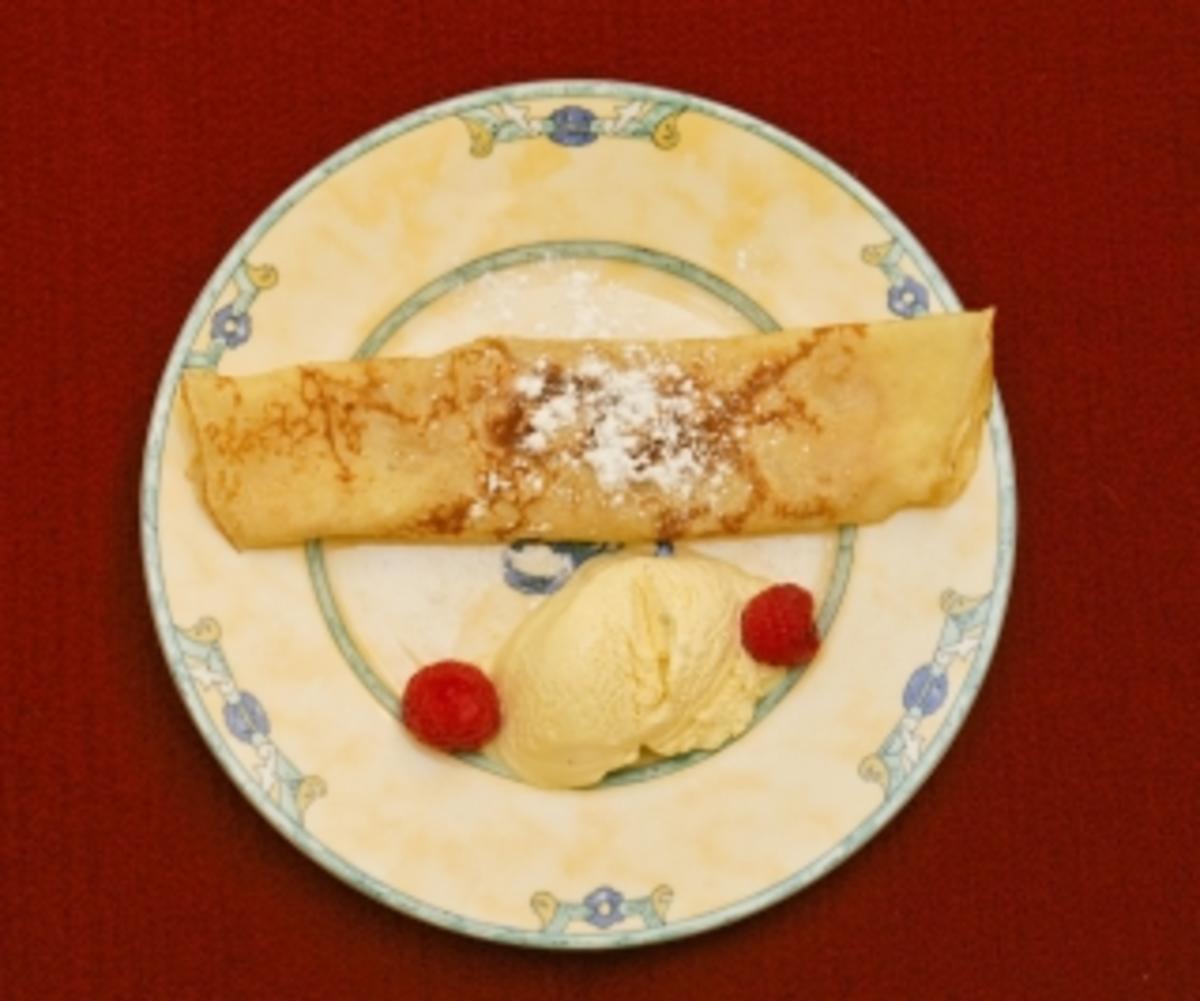 Palatschinken mit Aprikosenmarmelade und Vanilleeiskugel (Dolly Buster) - Rezept