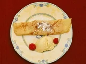 Palatschinken mit Aprikosenmarmelade und Vanilleeiskugel (Dolly Buster) - Rezept