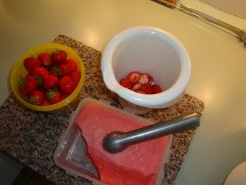 Bananen-Mangoeis-Milchmixgetränk/ Erdbeer-Erdbeereis- Milchmixgetränk - Rezept - Bild Nr. 2