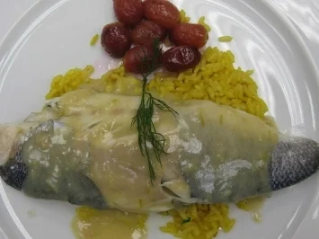 Wolfsbarsch in der Salzkruste mit Limettenjus an Mangoldragout und Safranreis - Rezept