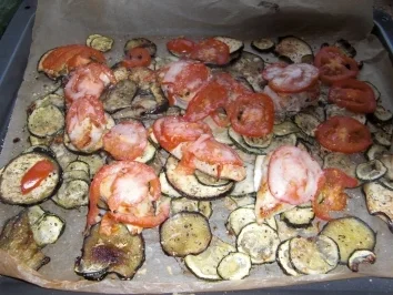 Rezept: Hähnchen überbacken auf Gemüsebett Hähnchen überbacken auf Gemüsebett - Rezept