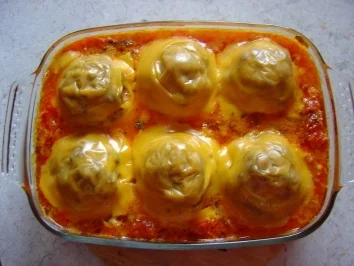 Rezept: Gefüllte Tomaten mit Hack baden in Ajvar-Sauce Gefüllte Tomaten mit Hack baden in Ajvar-Sauce - Rezept