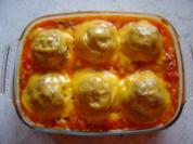 Gefüllte Tomaten mit Hack baden in Ajvar-Sauce - Rezept