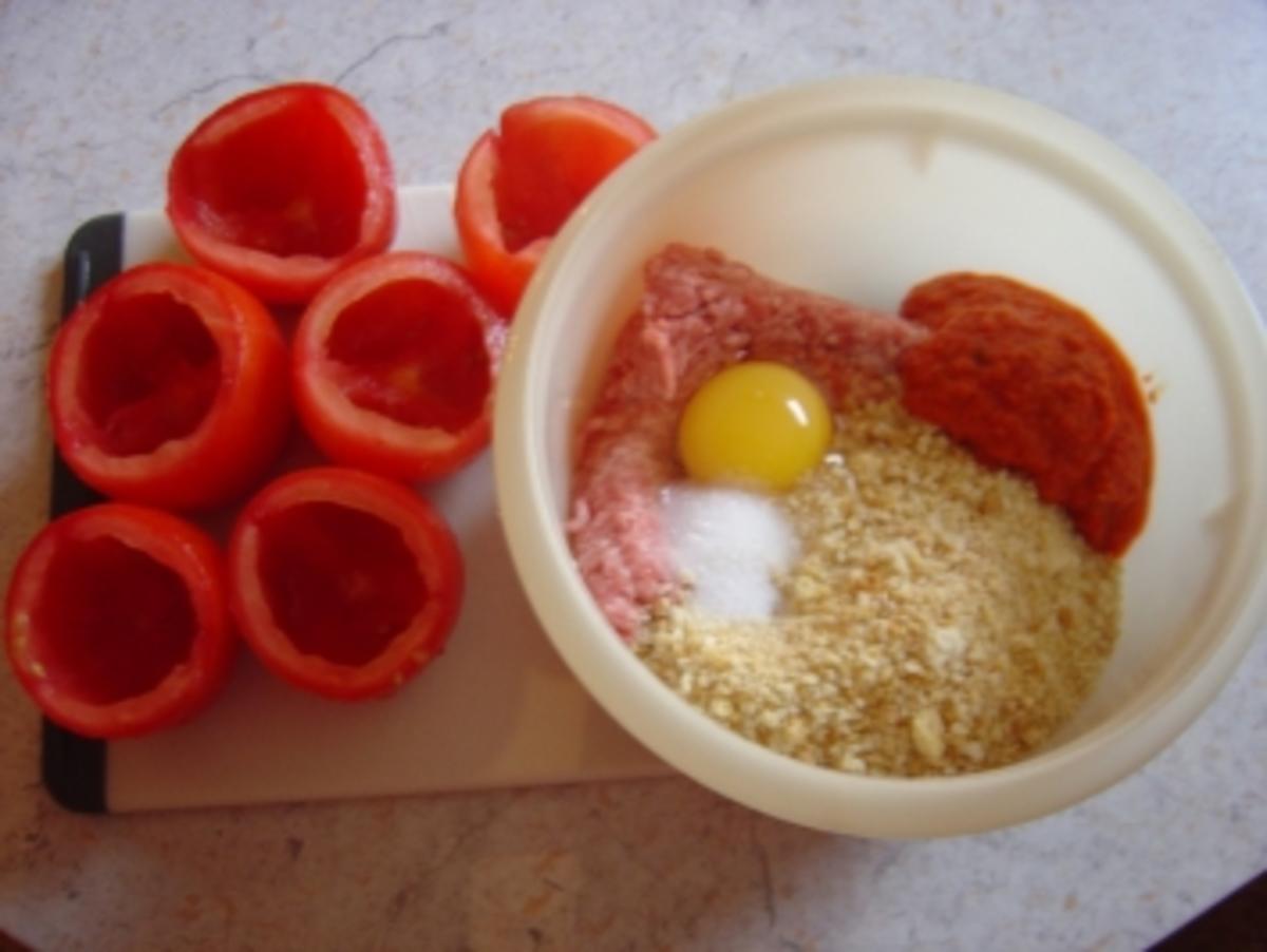 Gefüllte Tomaten mit Hack baden in Ajvar-Sauce - Rezept - Bild Nr. 3