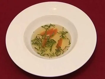 Rezept: Tomatenconsommé mit Basilikumöl und Grapefruitfilets (Margot Werner) Tomatenconsommé mit Basilikumöl und Grapefruitfilets (Margot Werner) - Rezept