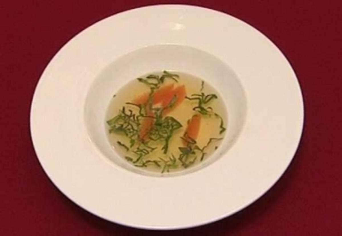 Tomatenconsommé mit Basilikumöl und Grapefruitfilets (Margot Werner ...