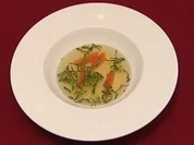 Tomatenconsommé mit Basilikumöl und Grapefruitfilets (Margot Werner) - Rezept