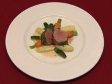 In Kräutern pochiertes Kalbsfilet mit Meerrettichsoße, Gemüse und Kartoffeln (Margot Werner) - Rezept