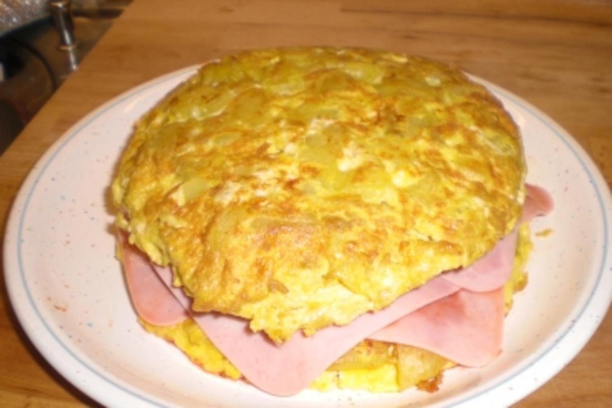 Bilder für Tortilla de patatas rellena (Gefüllte spanische Tortilla) - Rezept