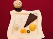 Veganer Schoko-Fudge mit Mangoeis und kleinen Überraschungen (Davorka Tovilo) - Rezept