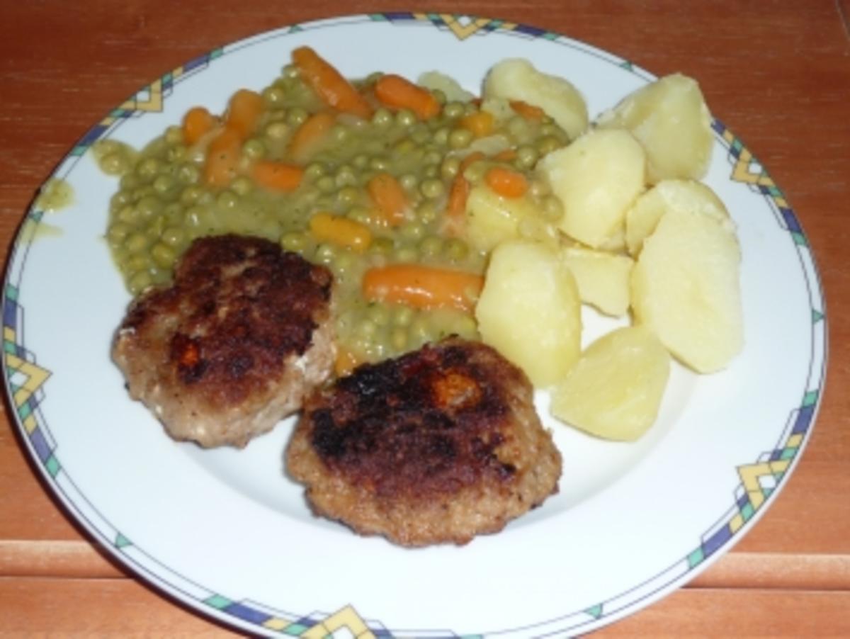 Schafskäse-Buletten mit gemischtem Gemüse und Kartoffeln - Rezept