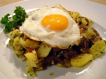 Tiroler Gröstel mit Spiegelei und Speckkrautsalat - Rezept