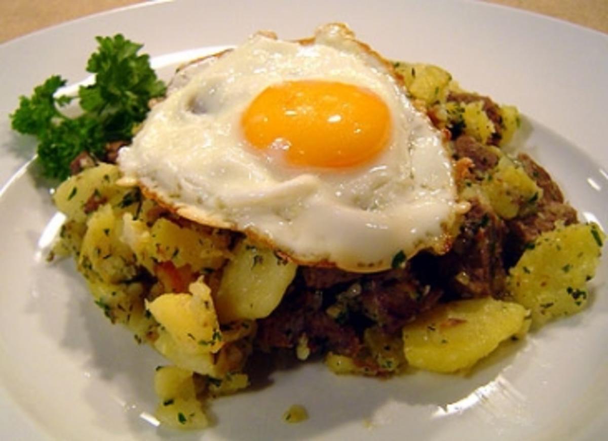 Tiroler Gröstel mit Spiegelei und Speckkrautsalat - Rezept - kochbar.de