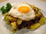Tiroler Gröstel mit Spiegelei und Speckkrautsalat - Rezept