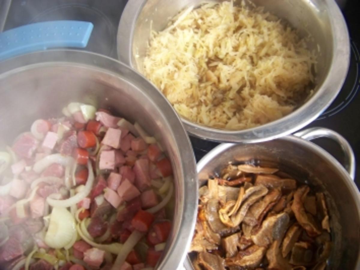 Bigos: Weißkohl-Sauerkraut-Eintopf mit Steinpilzen und Trockenpflaumen - Rezept