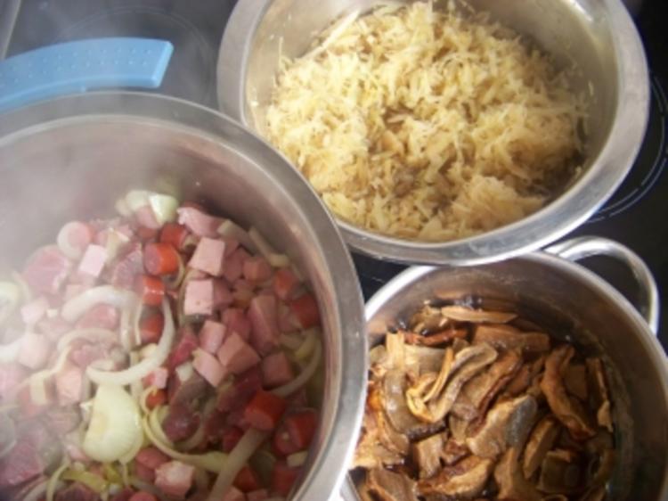 Bigos: Weißkohl-Sauerkraut-Eintopf mit Steinpilzen und Trockenpflaumen ...