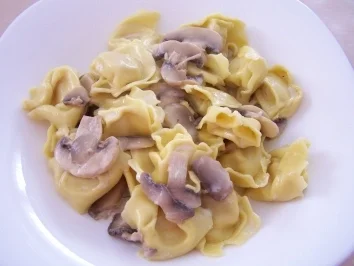 Tortellini mit Pilz-Sahne-Sauce - Rezept