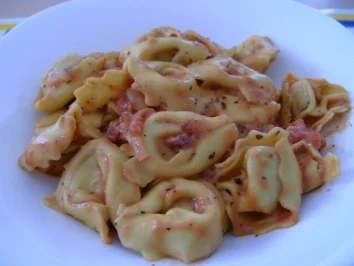 Rezept: Tortellini in einer Speck-Sahne-Sauce Tortellini in einer Speck-Sahne-Sauce - Rezept