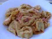 Tortellini in einer Speck-Sahne-Sauce - Rezept