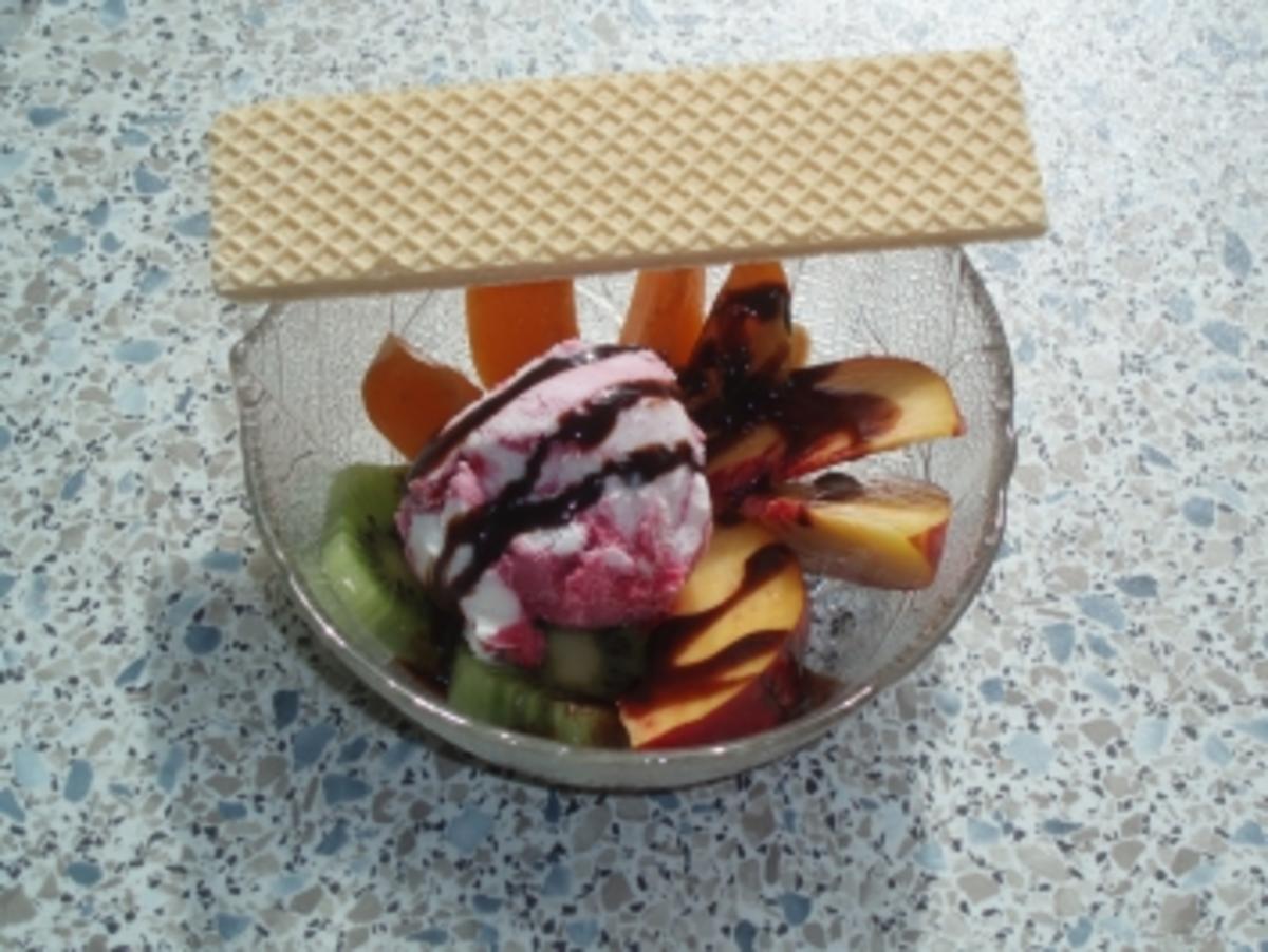 Amarena-Kokos-Eis mit Früchten und Schokoladensoße - Rezept - kochbar.de